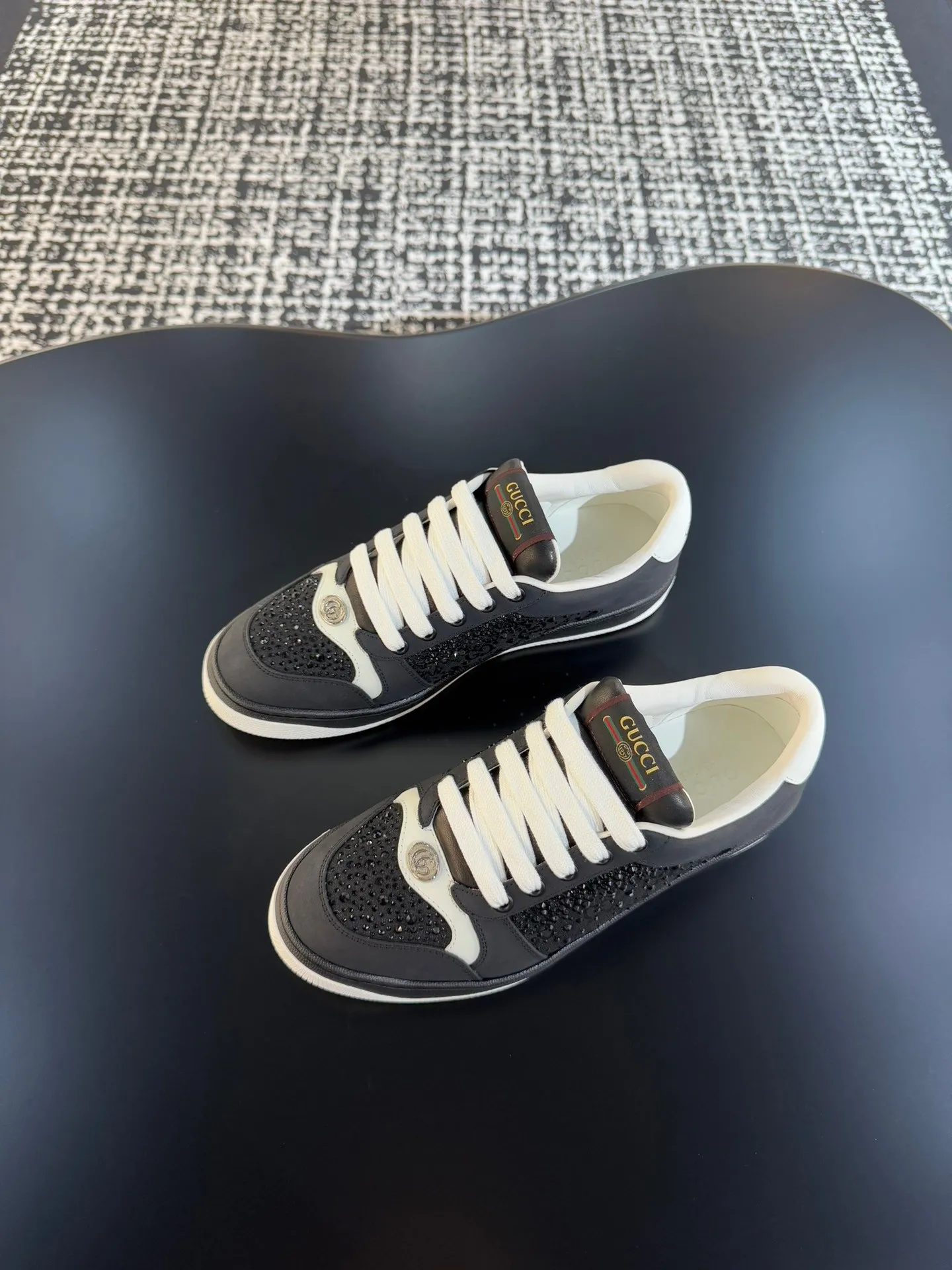 P640 Ceiling Level🔥🔥GUC**🔥🔥Screener Series Couple Decorated Web Sneakers This single product is from the Gucci Lido series, and its design is inspired by the summer style and beach clubs of the Italian coast. The Screener series of sneakers are inspired by classic sneakers from the 1970s, and the name is taken from the defensive moves in sports. This 2024 early autumn series of shoes is crafted from black rubber (a technical and malleable opaque material), with striped webbing on both sides and a Gucci printed embossed logo on the heel. Male 39-44 (customized at 38.45)